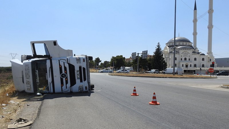 Virajı alamayan tır devrildi