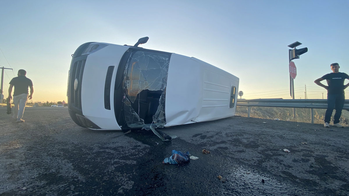 Diyarbakır'da işçileri taşıyan minibüs kaza yaptı: Çok sayıda yaralı var