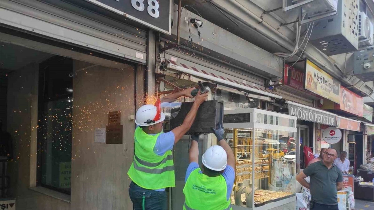 İzmir'de Arapça tabelalar kaldırıldı