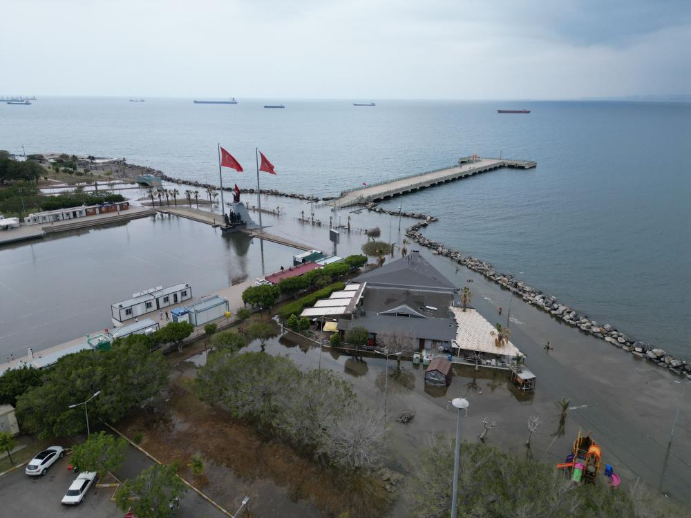 İskenderun sahil şeridi sular altında kaldı