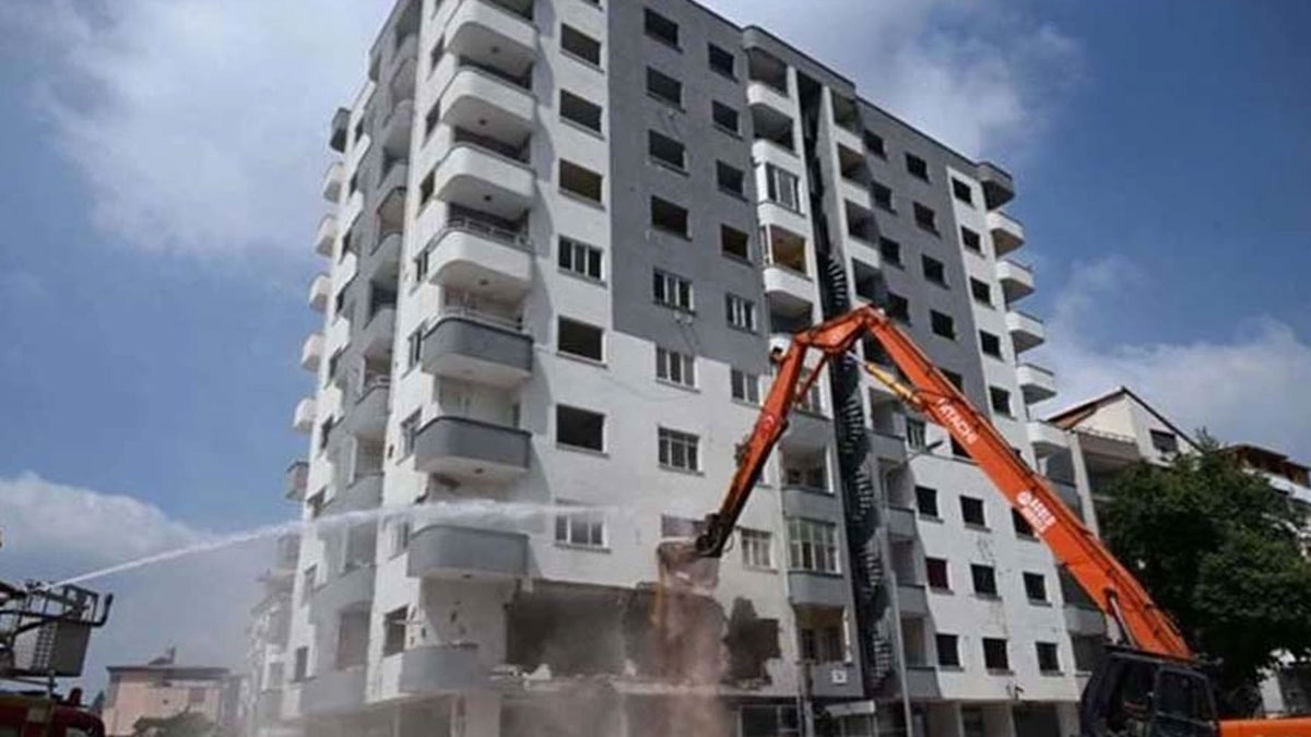 Osmaniye'de hasarlı bina yıkım esnasında çöktü