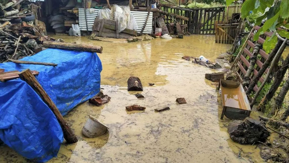 Uşak'ta sağanak sonrası evleri su bastı