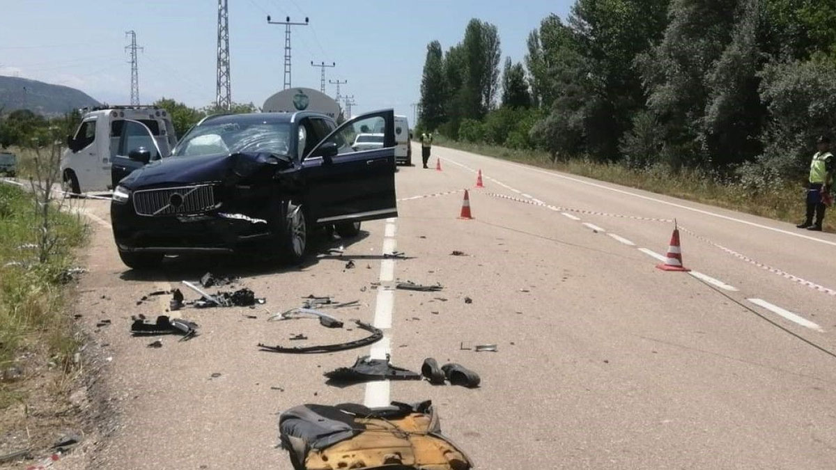 Otomobili ile pat pat çarpıştı: 1 ölü, 3 yaralı