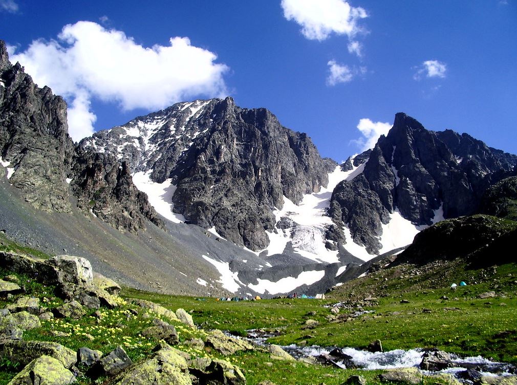 Kaçkar Dağları'nda yaralanan dağcı için kurtarma çalışması başlatıldı