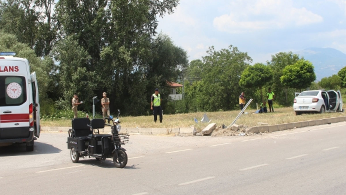 Elektrikli bisiklete çarpmamaya çalışan sürücü kaza yaptı: 5 kişi yaralandı