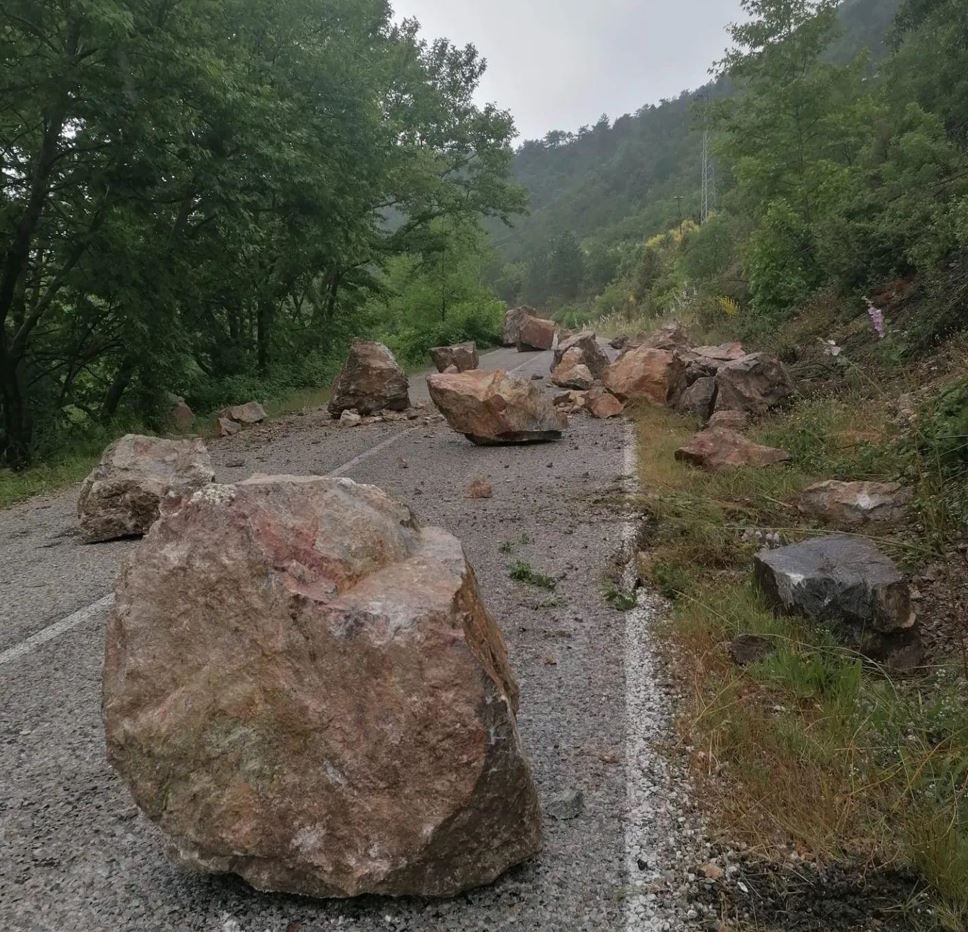 Kütahya Tavşanlı'da kara yoluna düşen kayalar ulaşımı aksattı