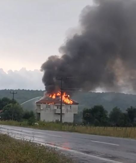 Zonguldak'ta yıldırım düşen evin çatısı yandı