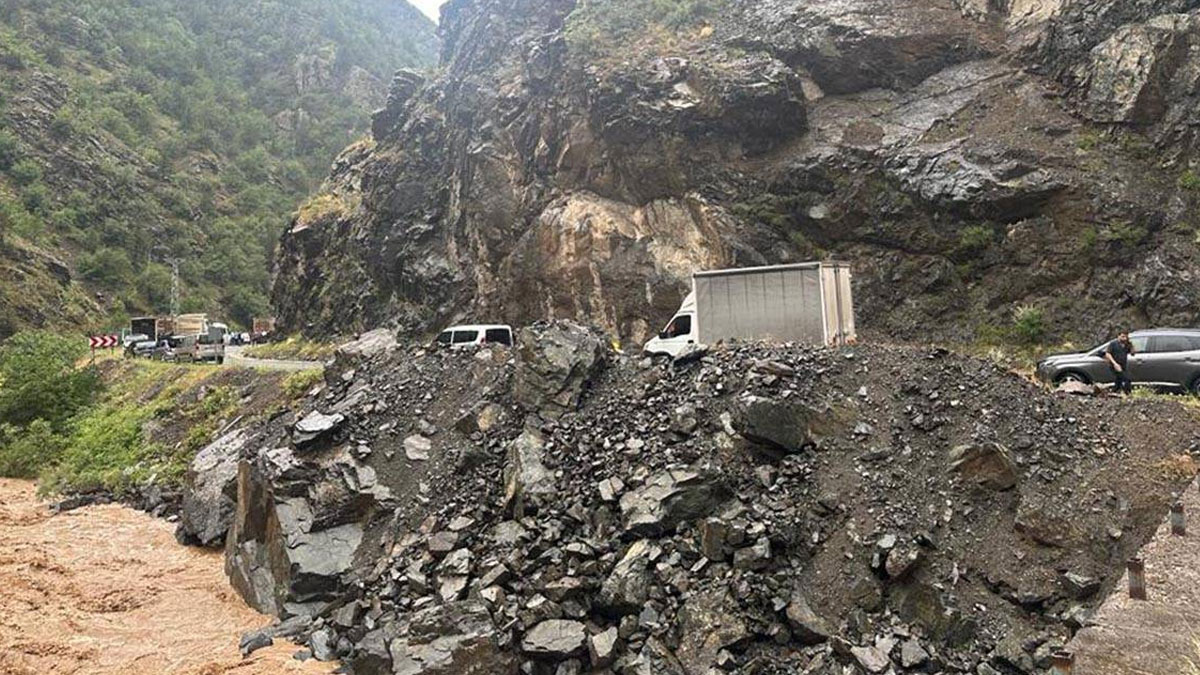 Artvin-Şavşat yolunda heyelan