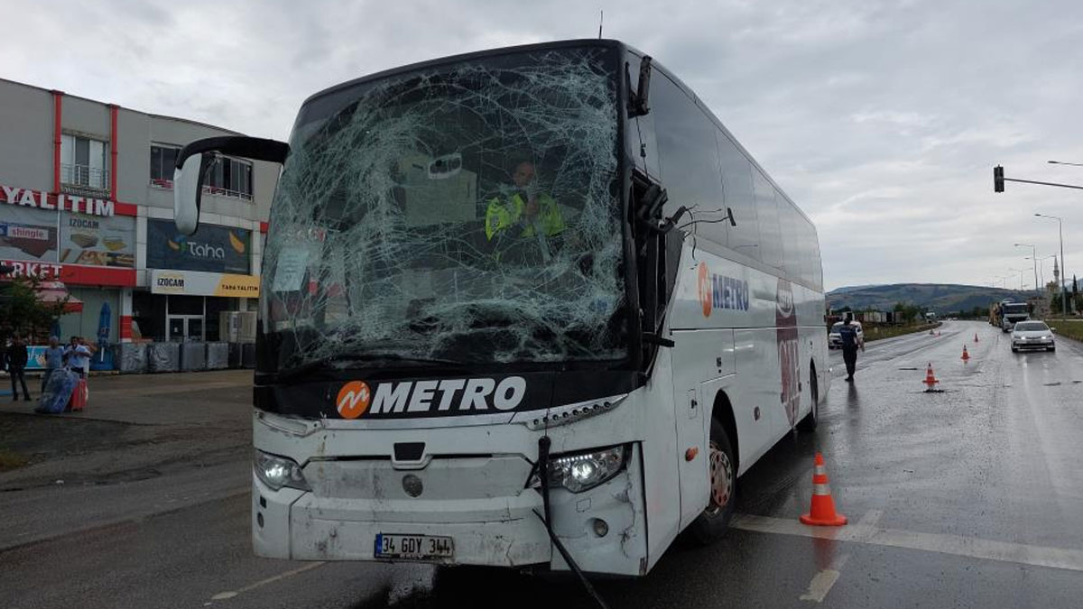 Düğüne giderken ölümden döndüler