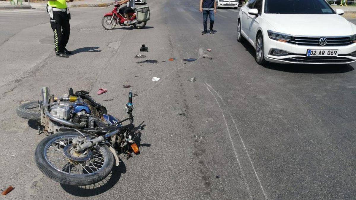 İki otomobil motosiklete çarptı: 1'i ağır 3 yaralı