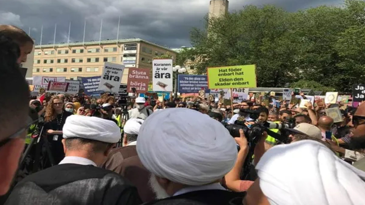 İsveç'te Kur'an-ı Kerim yakma provokasyonu protesto edildi