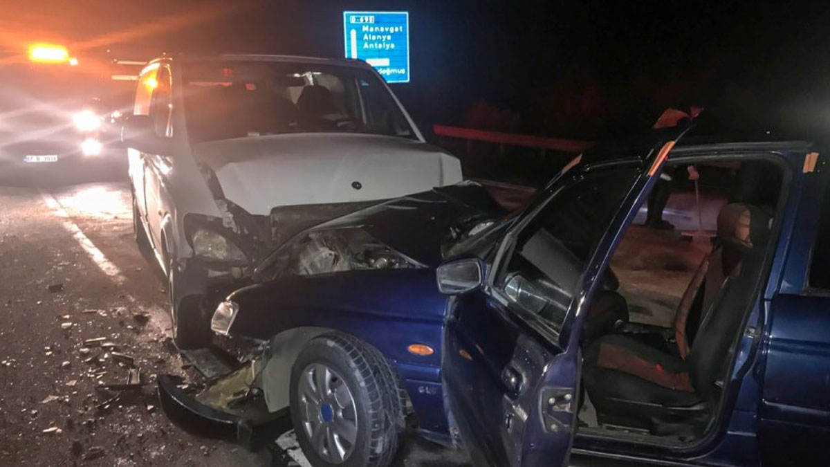 Antalya'da iki otomobil birbirine girdi: 6 yaralı