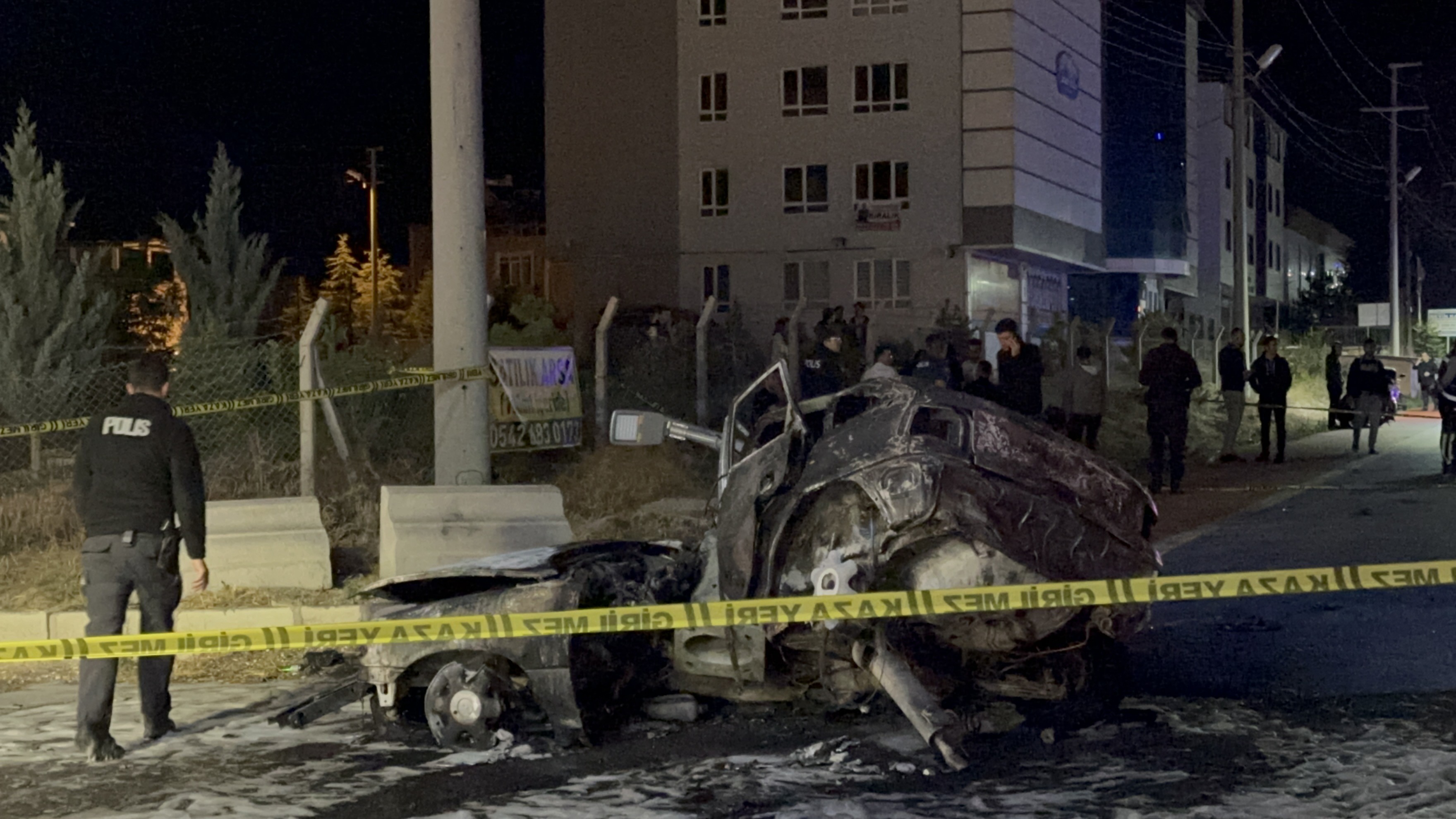 Yayaya çarpan otomobil yandı: 3 ölü