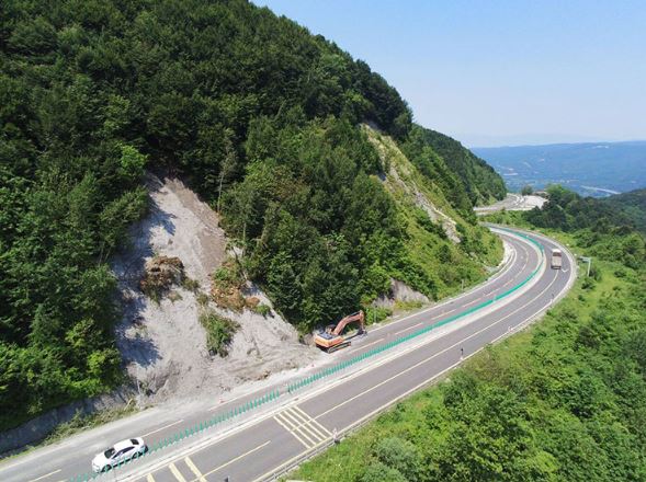 Bolu Dağı geçişinde heyelan: ulaşım kontrollü sağlanıyor