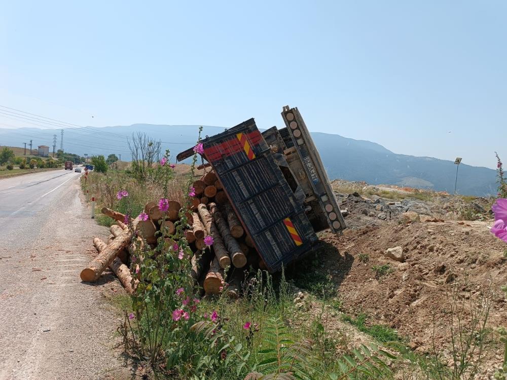 Karabük'te tomruk yüklü kamyon devrildi: 2 yaralı
