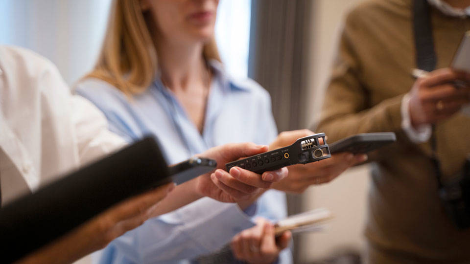 Gazeteciler çok çalışıyor, az kazanıyor