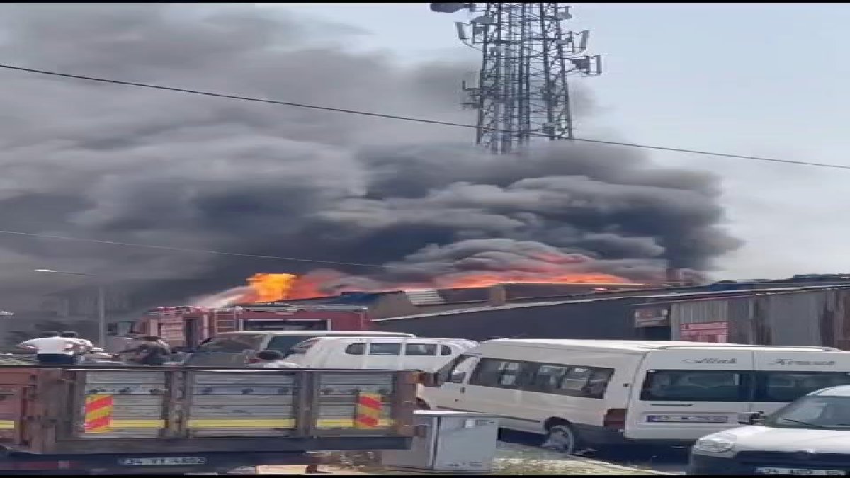 Sultangazi'de bir fabrikada yangın çıktı