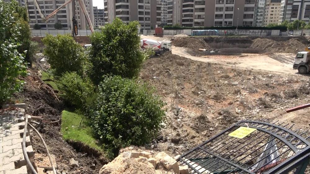 Bursa’da 16 katlı binanın bahçe duvarı çöktü