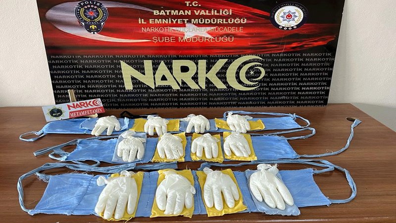 Cerrahi eldivenler içinde uyuşturucu ele geçirildi