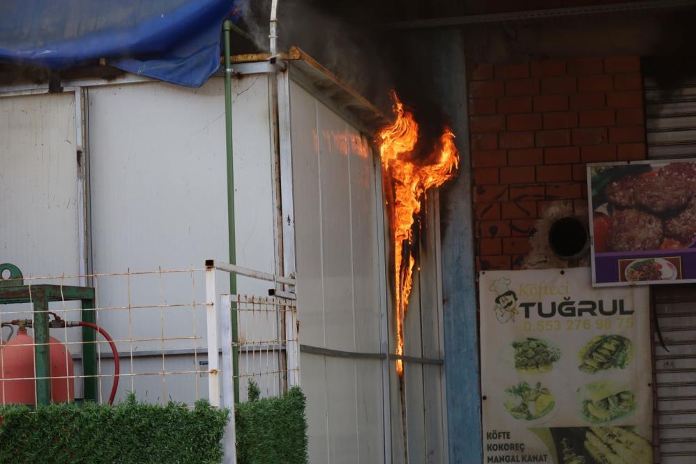 Manisa'da iş yerinde yangın çıktı