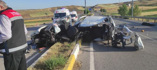 Sivas'ta otomobil devrildi: 2 ölü