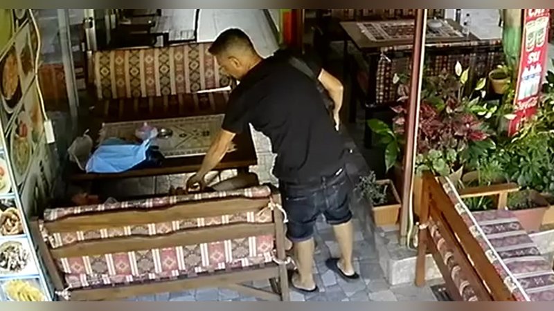 Bisikleti ile üç gün yol giden genç dinlenirken telefonunu çaldırdı