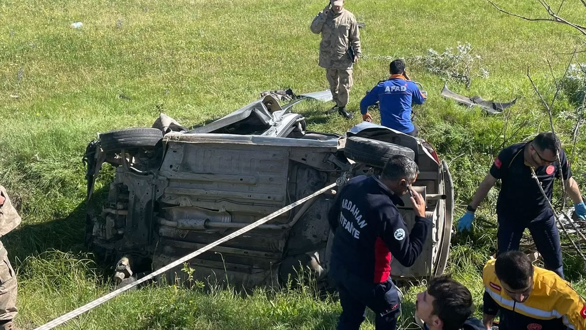 Araç şarampole devrildi! Ölü ve yaralı var