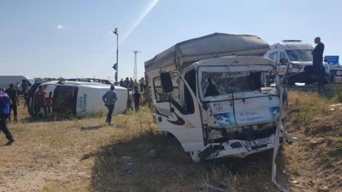 Kayseri'de minibüsle kamyon çarpıştı: 12 yaralı