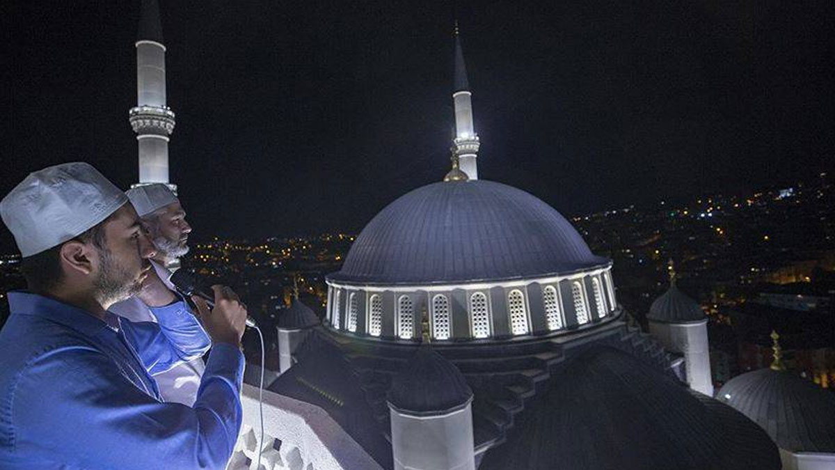 Aynı anda 90 bin camide '15 Temmuz selası' okundu