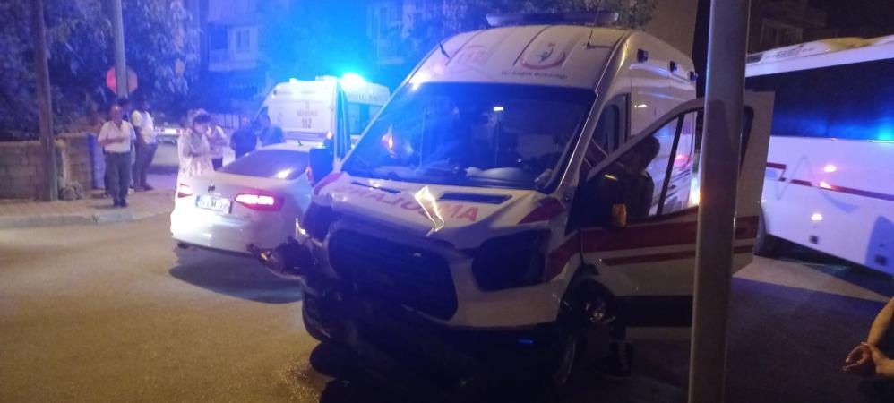 Burdur’da ambulans ile otomobil çarpıştı: 4 yaralı