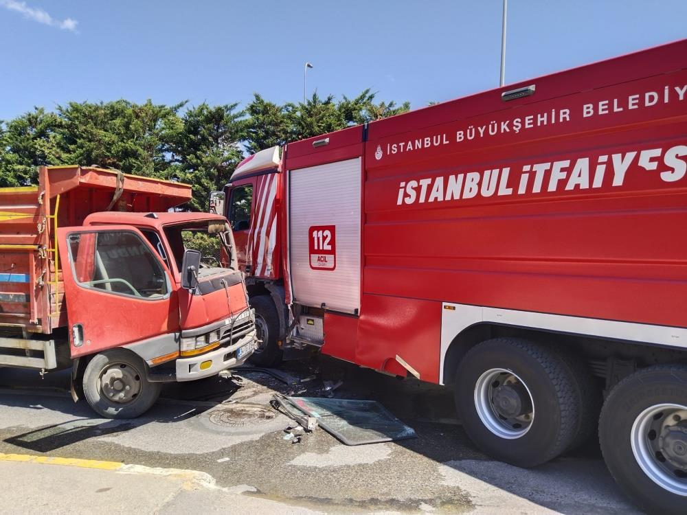 Sultanbeyli'de kamyon ile itfaiye aracı çarpıştı