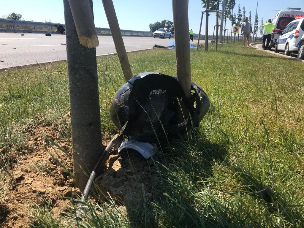 Motosikleti ile ağaca çarptı:1 ölü 1 yaralı