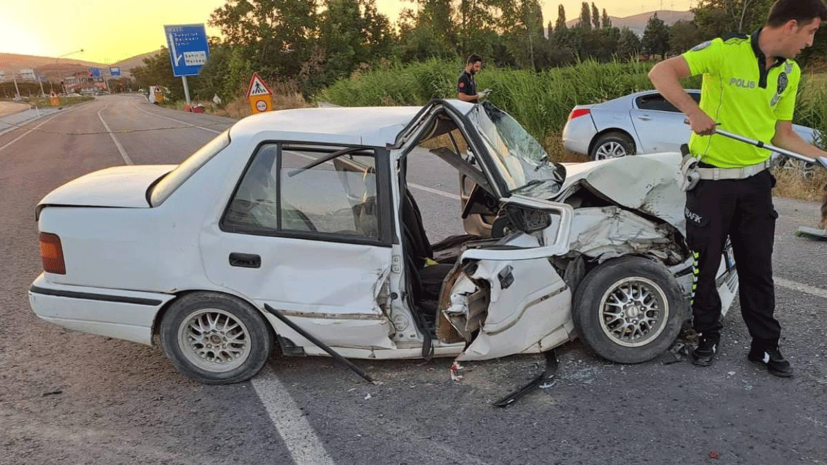 Emniyet şeridinde duran otomobile çarptı: 1'i ağır 6 yaralı