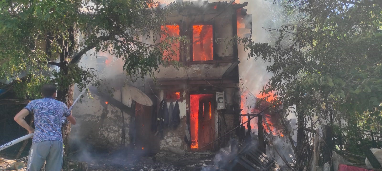 Bolu'da ahşap ev alev alev yandı