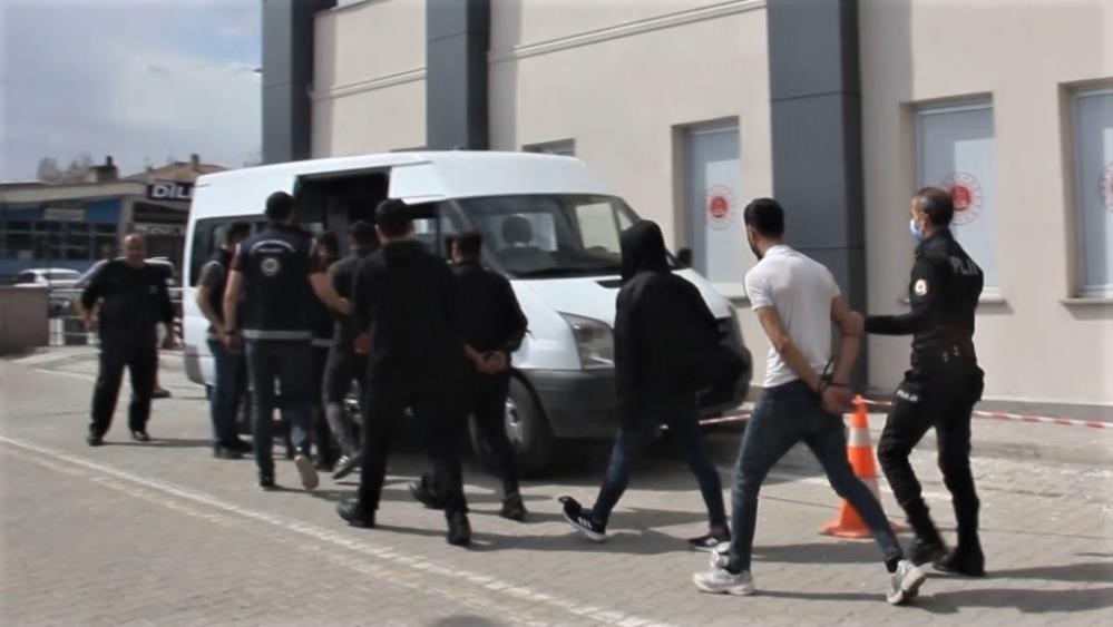 Erzincan'da kaçak göçmenler ve aranan suçlular yakalandı