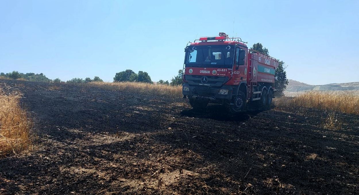 Kütahya'da biçerdöverde çıkan yangın 7 dönümlük tarlayı kül etti