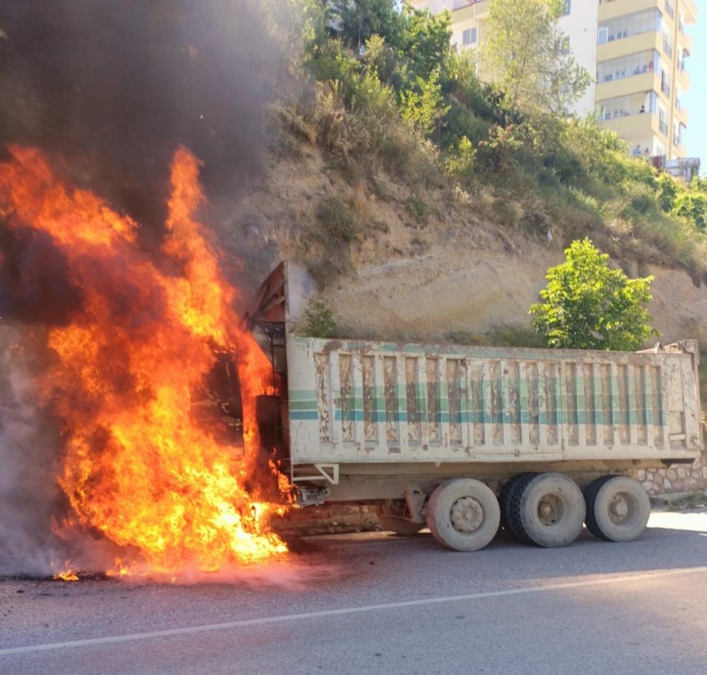 Kastamonu'da seyir halindeki tır alev alev yandı