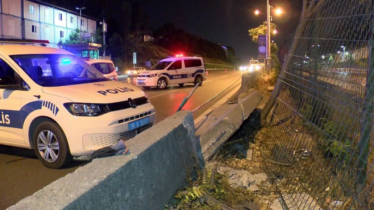 Kadıköy'de servis minibüsü beton bariyerlere çarptı: 4 yaralı