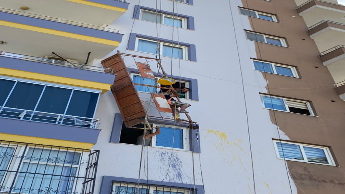 Boya ustasını ölümden iş makinası kurtardı