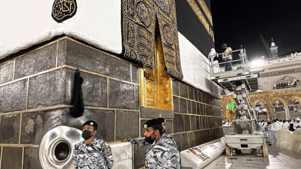 Kabe'nin örtüsü değiştirildi