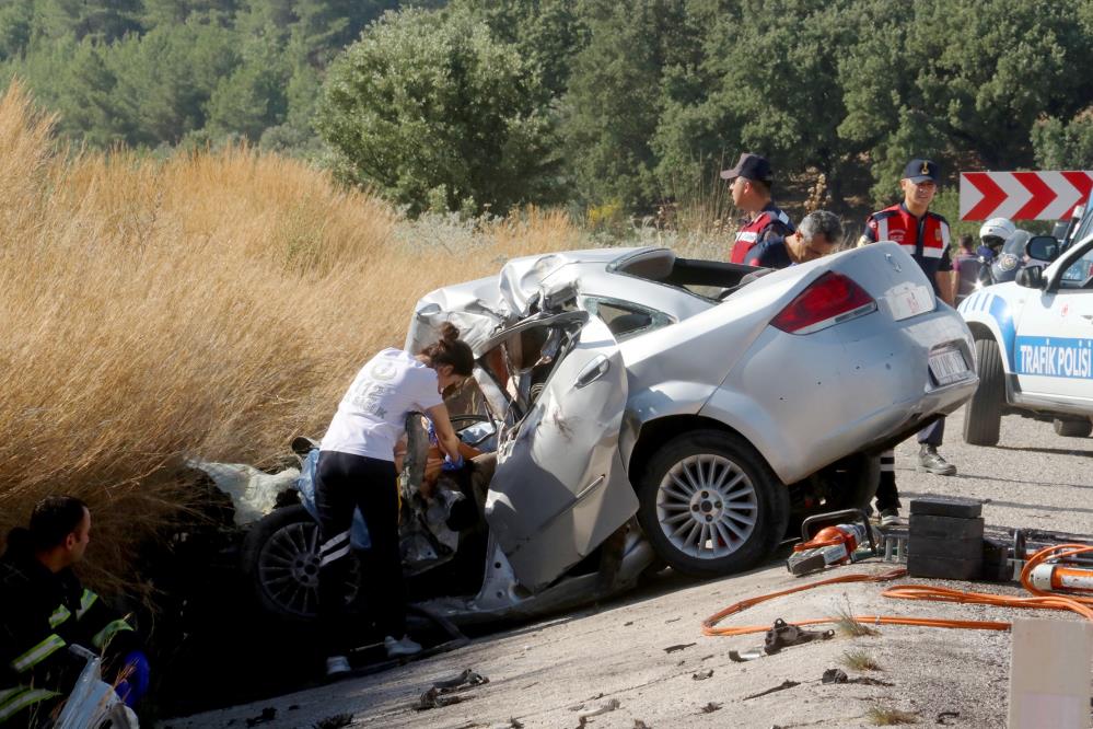 Muğla'da tuğla yüklü tır ile otomobil çarpıştı: 2 ölü