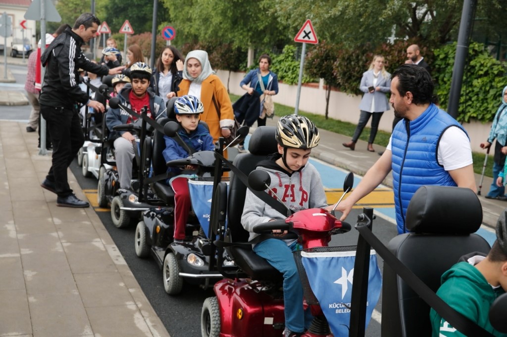 Engelli minikler trafik kurallarını öğrendi