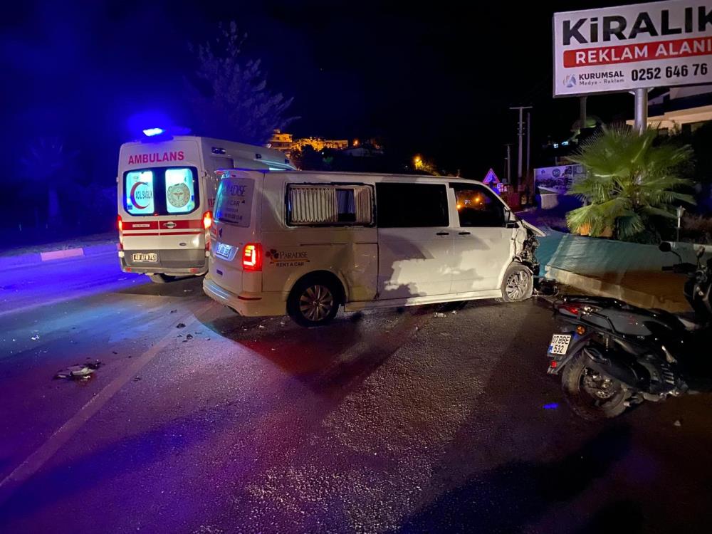 Muğla'da minibüs ile kamyonet çarpıştı: 2 yaralı