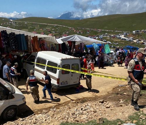 Halat kopunca çekilen minibüs pazara girdi: 3 yaralı