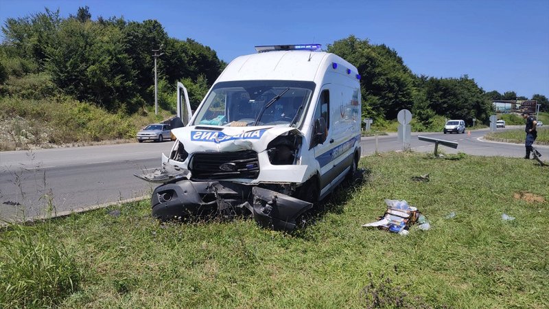 Hasta nakil aracı ile traktör çarpıştı