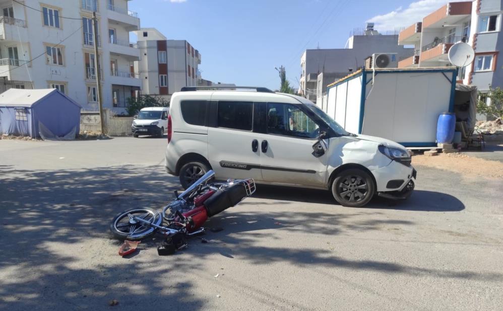 Adıyaman'da motosiklet ile hafif ticari araç çarpıştı: 2 yaralı