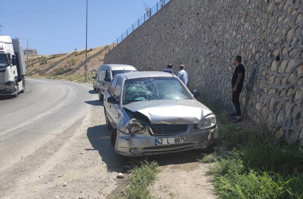 Adıyaman'da otomobil istinat duvarına çarptı: 3 yaralı