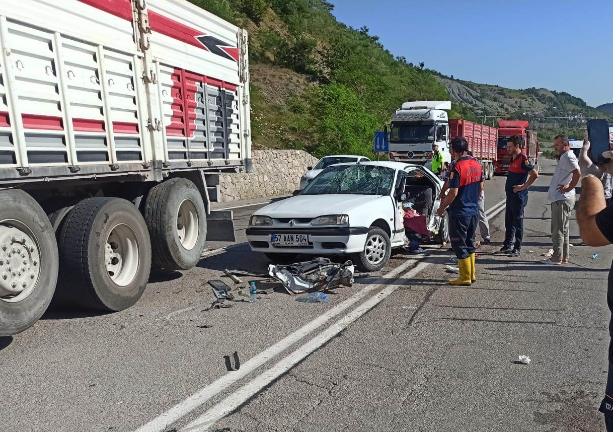 Sinop'ta iki araç kafa kafaya çarpıştı: 1 ölü 8 yaralı