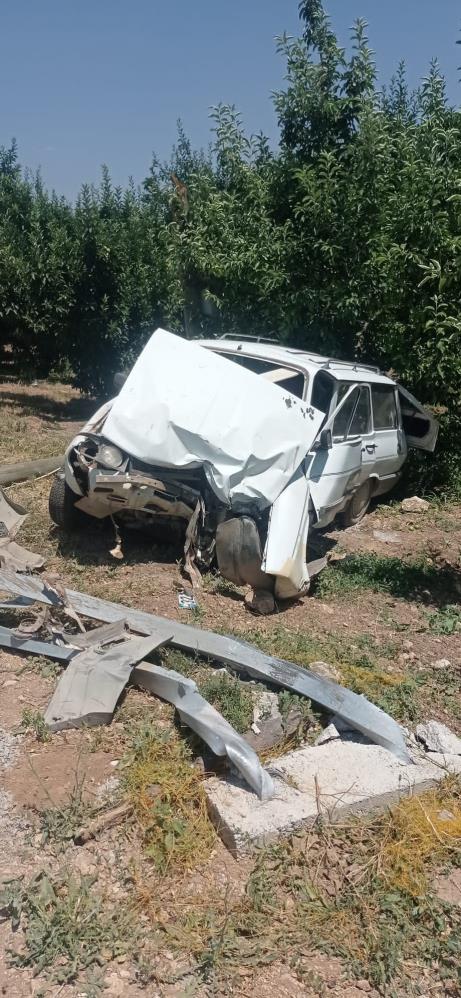 Isparta'da otomobil direğe çarptı: 1 yaralı