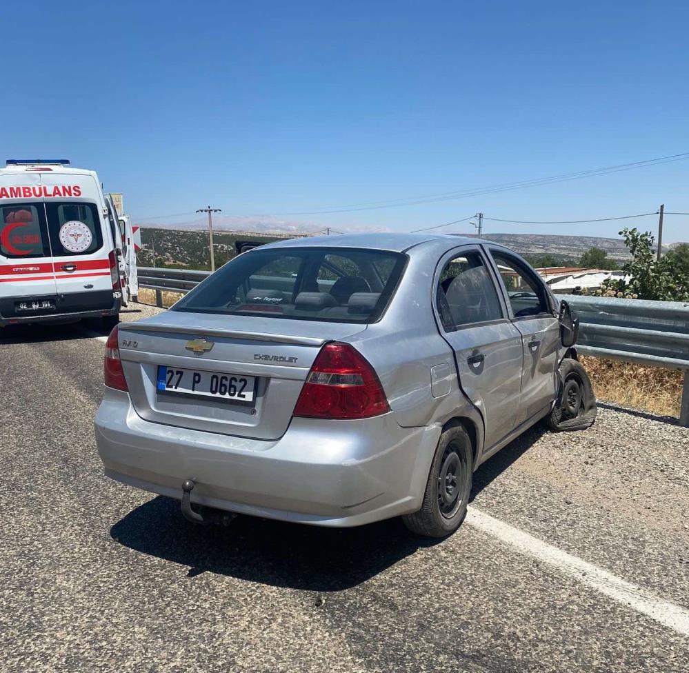 Adıyaman'da otomobil bariyere çarptı: 7 yaralı